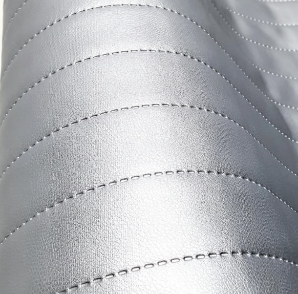 KK308 Exkluzívní koženka zbytek 51x140cm koženka 5cm široké pásy stříbrná na vatelínu