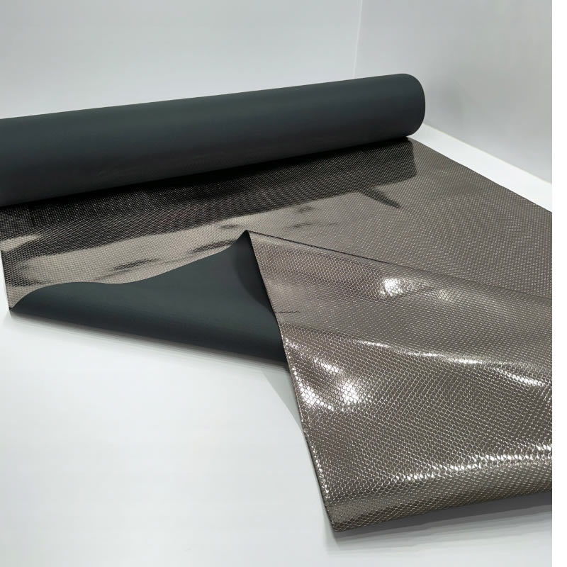 KK602 Exkluzívní koženka zbytek 45x137cm koženka platinová šupiny