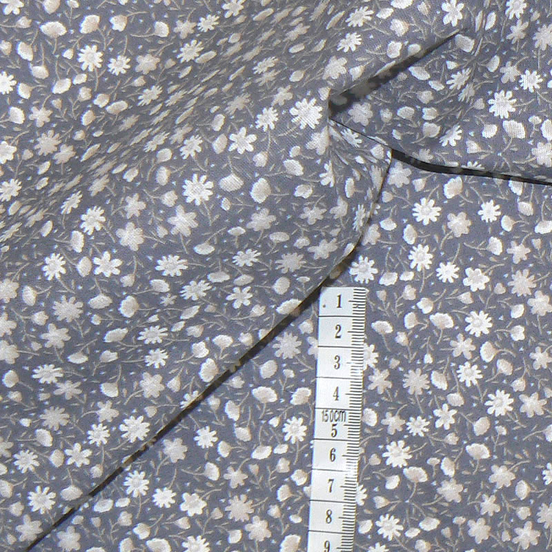 7E110 Bavlněný krep 13x144cm kvítečky na modré zbytek na patchwork
