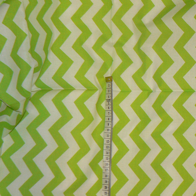 7H25 Bavlněná látka 50x80cm cikcak zelenobílá zbytek na patchwork