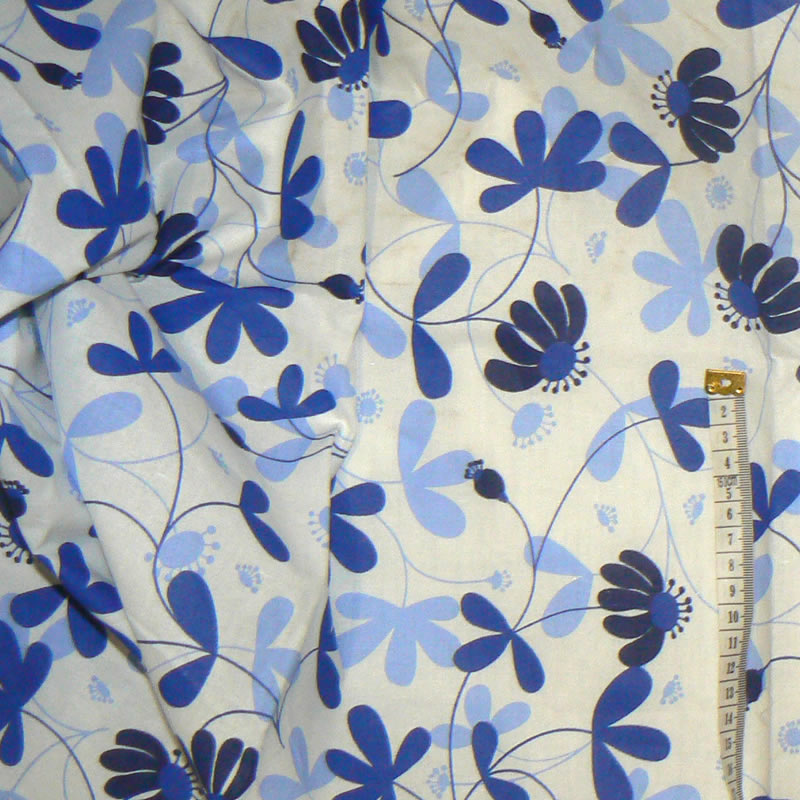 7K59 II.jakost Bavlněná látka 40x138cm modré květy listy na bílé zbytek na patchwork