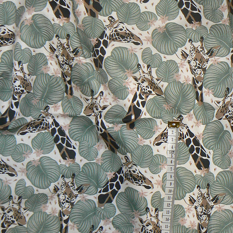 7M59 Bavlněná látka 38x80cm žirafy listy zbytek na patchwork