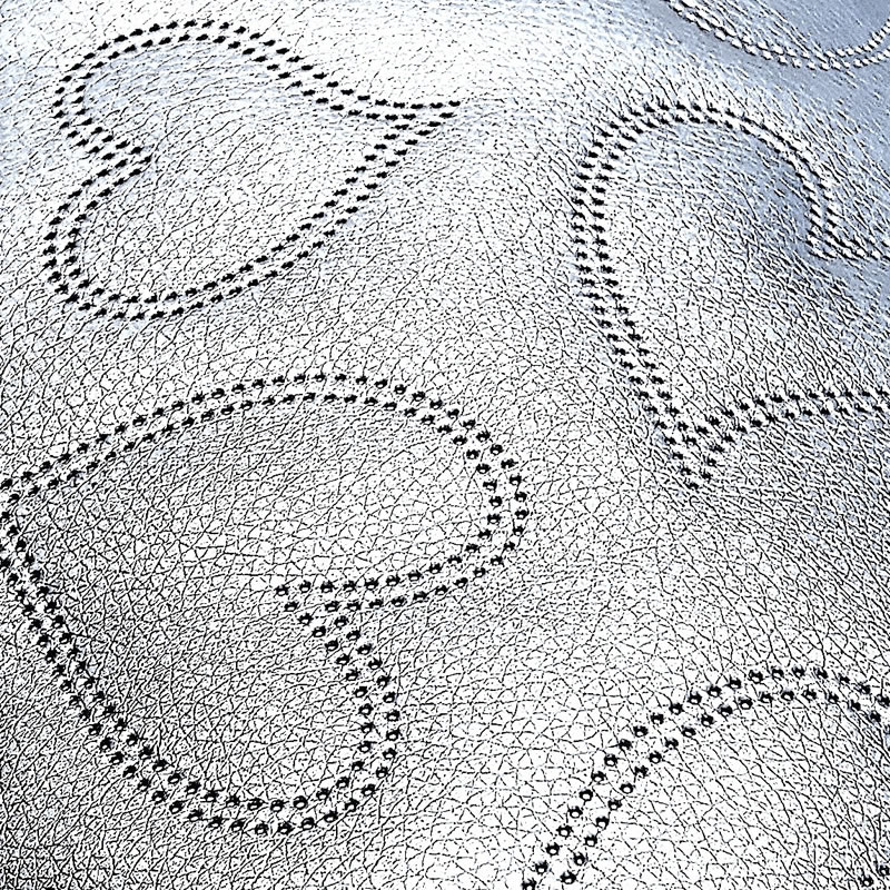 KK303 Exkluzívní koženka zbytek 45x140cm koženka stříbrná srdce na vatelínu
