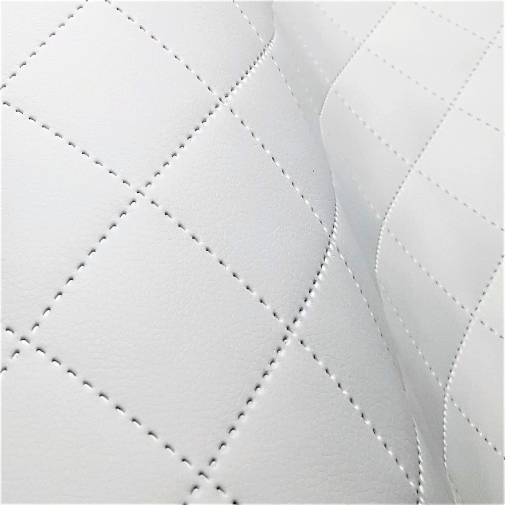 KK385 Exkluzívní koženka zbytek 45x140cm koženka čtverce 5x5cm bílá na vatelínu
