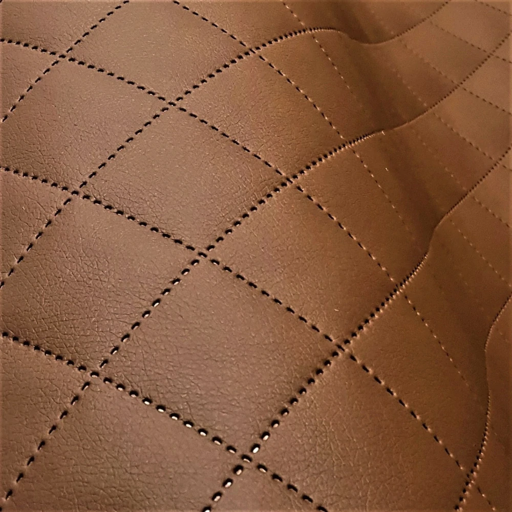 KK350 Exkluzívní koženka zbytek 45x140cm koženka čtverce 5x5cm hnědá na vatelínu