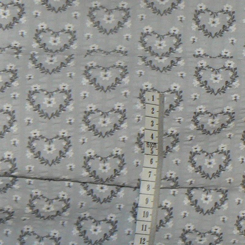 7M129 Bavlněná látka 15x90cm srdíčka na šedé zbytek na patchwork