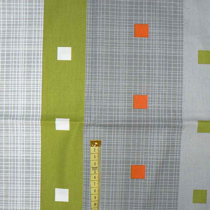 Bavlněná látka 280x30cm kostičky na šedé zbytek na patchwork (1O54)