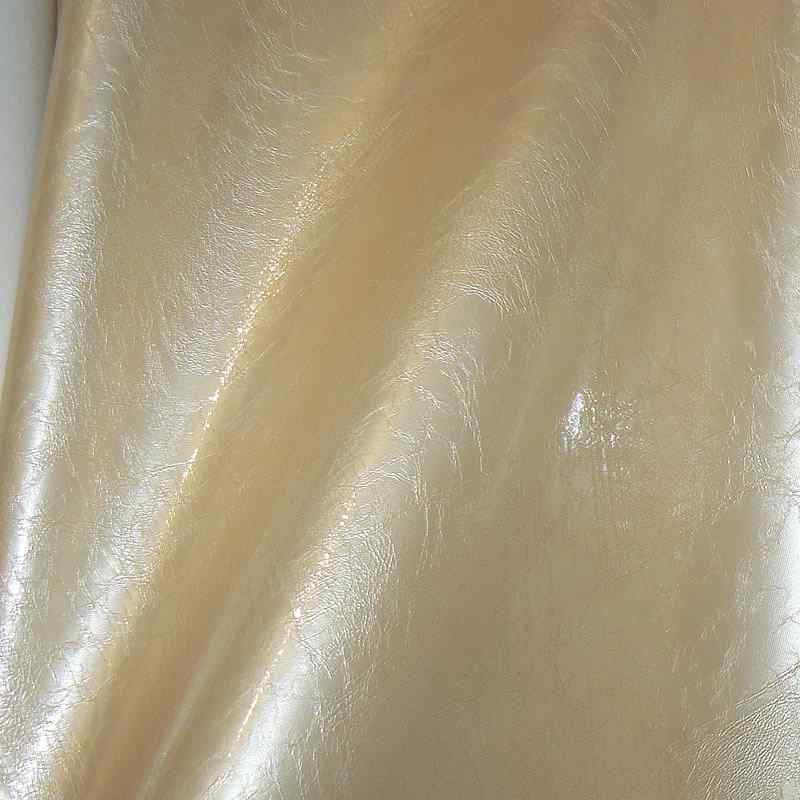 KK164 Koženka super lesklá na filcu se vzorem zbytek 45x140cm proužky na všechny strany vanilka