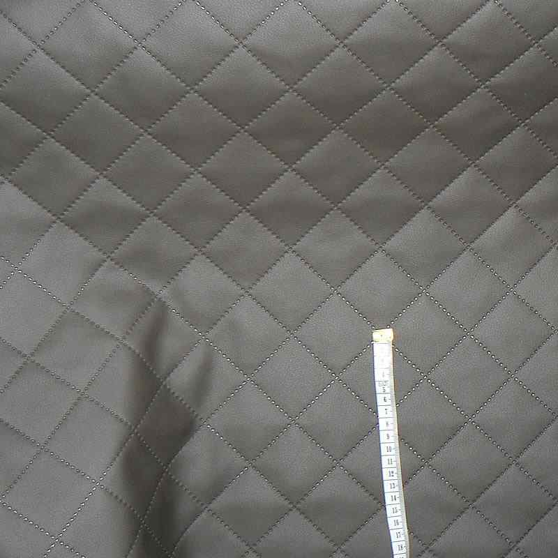 KK318 Exkluzívní koženka zbytek 45x140cm koženka čtverce šedohnědá 5x5cm na vatelínu