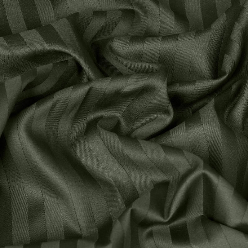 7C89 Bavlněná látka damašek 29x41cm tm. zelená proužky 1cm