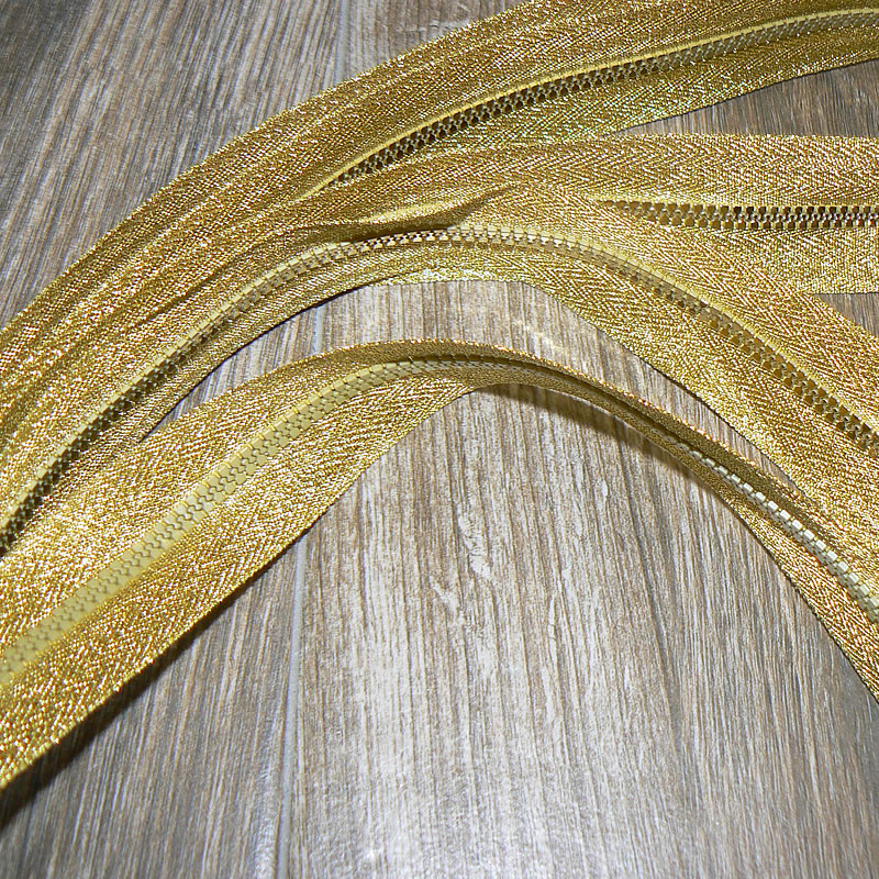 Zip dělitelný zlatý 55cm s dekorativním jezdcem šířka spirály 3mm