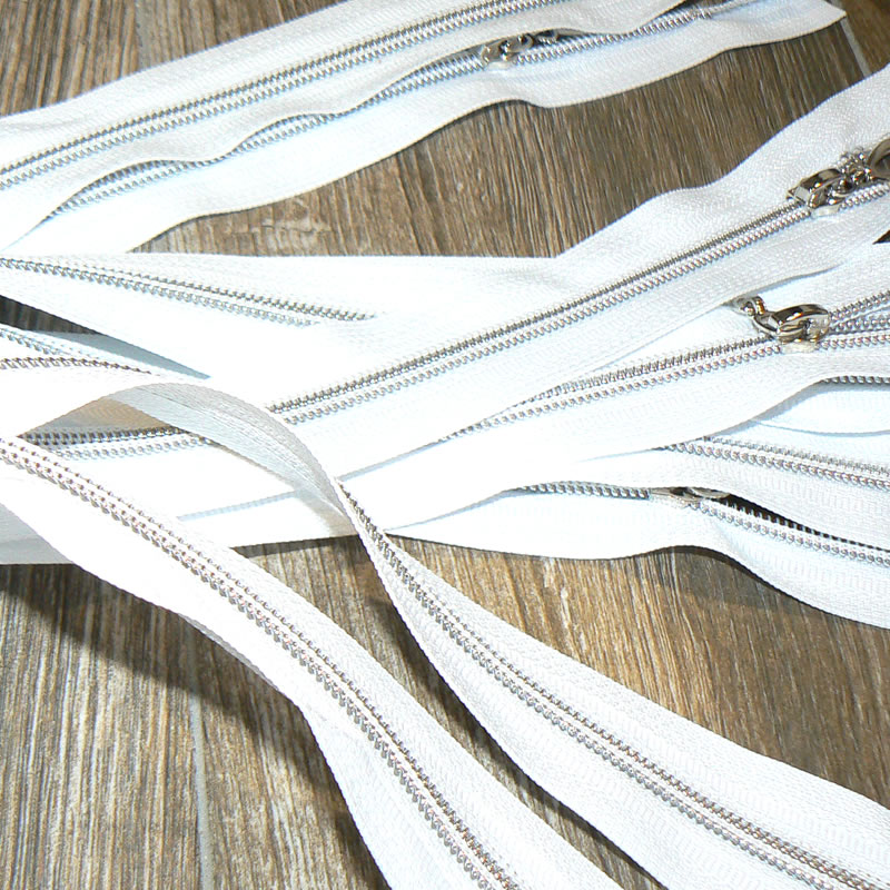 Zip dělitelný bílý 50cm s dekorativním jezdcem šířka spirály 5mm
