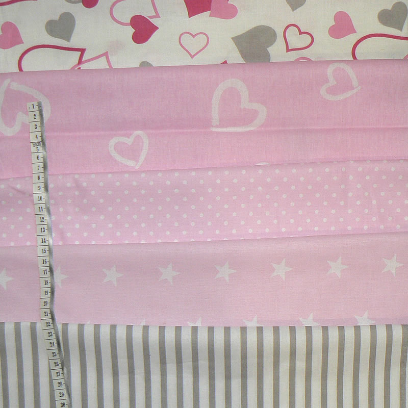 BA2 Balíček bavlněných látek 5ks 39x39cm růžová srdce balíček na patchwork
