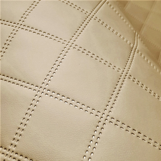 AKCE KK409 Exkluzívní koženka zbytek 45x140cm koženka čtverce 7x7cm béžová na vatelínu