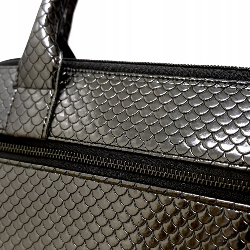 KK602 Exkluzívní koženka zbytek 45x137cm koženka platinová šupiny