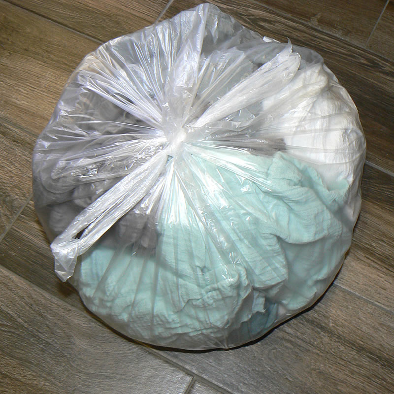 1kg balíček zbytků mušelínu - různé barvy a kusy mix