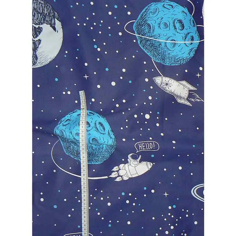 6M57 Bavlněný satén látka 72x120cm planeta vesmír na modré zbytek na patchwork