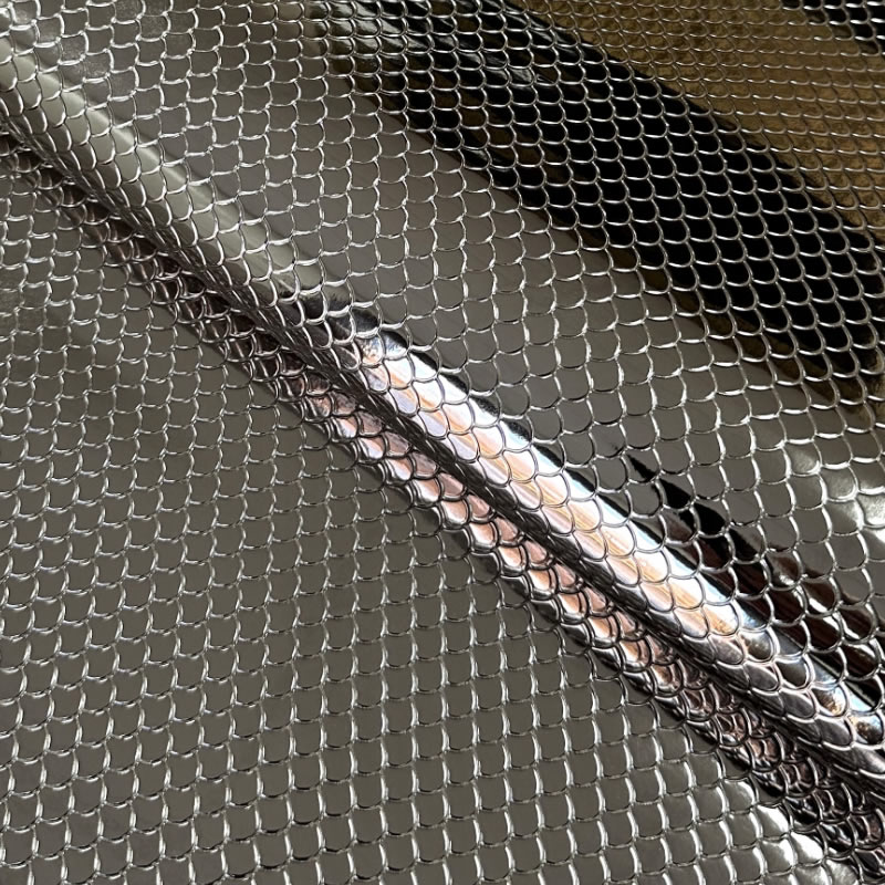 KK602 Exkluzívní koženka zbytek 45x137cm koženka platinová šupiny
