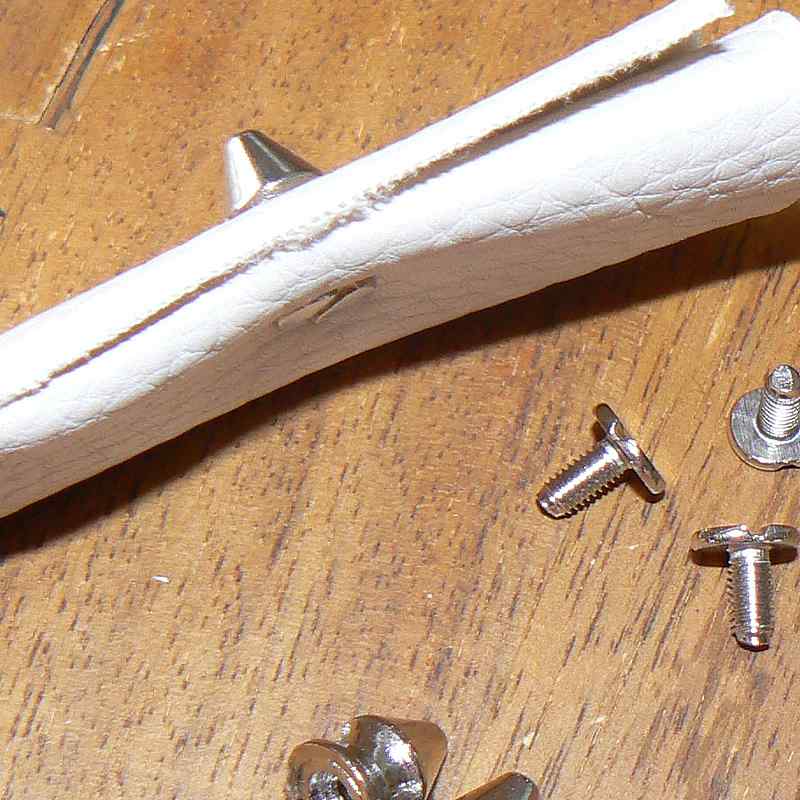 Šroubovací hrot tupý nejen do kůže výška 12mm průměr 8mm cena za 1 pár