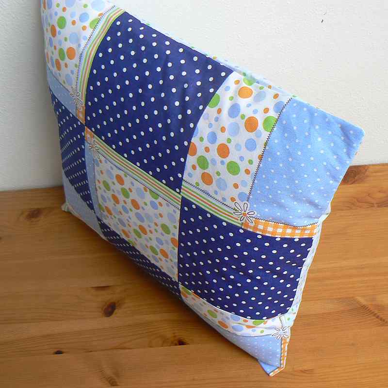 Bavlněná látka 99x9cm puntíky modrá zbytek na patchwork (1B101)