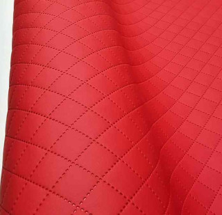 KK345 Exkluzívní koženka zbytek 45x140cm koženka čtverce 3x3cm červená na vatelínu