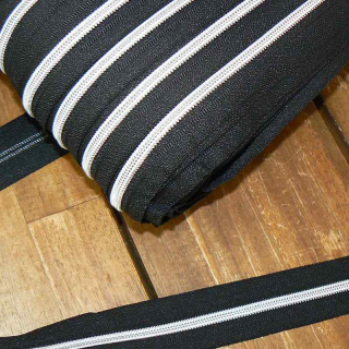 MZ1 černostříbrná zip spirálový v metráži černá cena za 1 metr šířka spirály 5mm