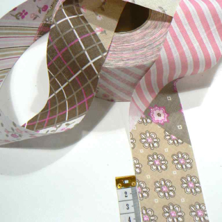 LB Lemovka (šikmý proužek) plátno růžovohnědá kvítky patchwork šíře 50mm nezažehlená