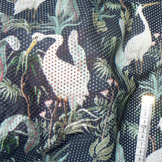 6N62 SLEVA 50% Bavlněný děrovaný úplet látka 94x12cm volavky na tmavě zelené zbytek na patchwork/oděvy