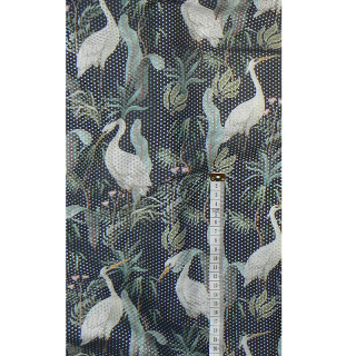 7M112 Bavlněný děrovaný úplet látka 170x14cm volavky na tmavě zelené zbytek na patchwork/oděvy
