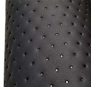 KK381 Exkluzívní koženka zbytek 45x140cm koženka puntíky co 2,2cm černá na vatelínu