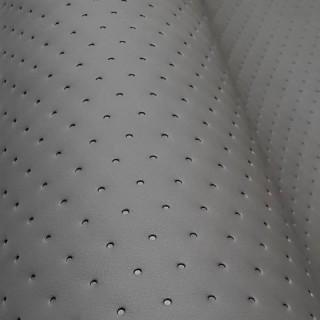 KK390 Exkluzívní koženka zbytek 45x140cm koženka puntíky co 2,2cm tmavě šedá na vatelínu