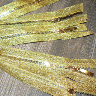 Zip dělitelný zlatý 55cm s dekorativním jezdcem šířka spirály 3mm