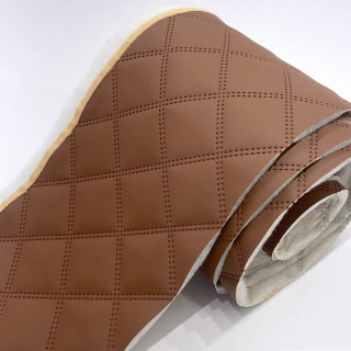 AKCE sleva 33% KZB01 Koženka zbytek 100x25cm koženka 7x7cm čtverce hnědá na vatelínu