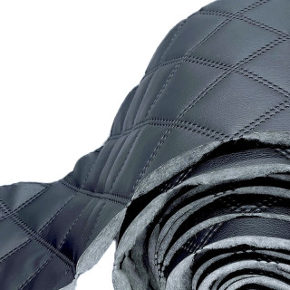 AKCE sleva 33% KZB02 Koženka zbytek 100x25cm koženka 7x7cm čtverce tm.šedá metalíza na vatelínu