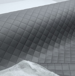 KK317/1 Exkluzívní koženka zbytek 54x69cm koženka čtverce antracit metalíza 5x5cm na vatelínu