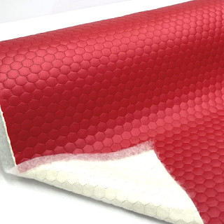 KK600/1 Exkluzívní koženka zbytek 51x69cm koženka plástve medu červená metalíza