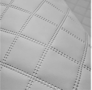 AKCE KK371 Exkluzívní koženka zbytek 45x140cm koženka čtverce 7x7cm světle šedá na vatelínu