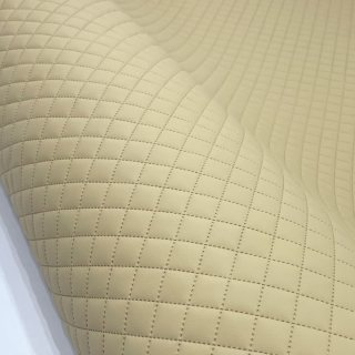 AKCE KK344 Exkluzívní koženka zbytek 45x140cm koženka čtverce 3x3cm béžová na vatelínu