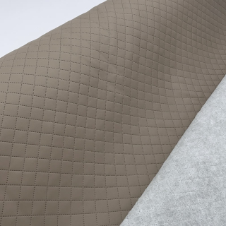 AKCE KK354 Exkluzívní koženka zbytek 45x140cm koženka čtverce 3x3cm šedobéžová na vatelínu