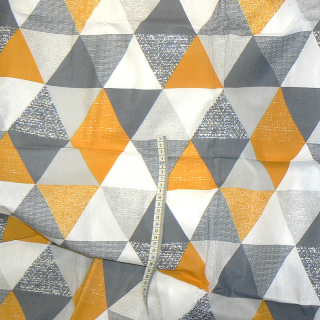 0684 Bavlněná látka plátno 40x79cm šedožlutá velké trojúhelníky zbytek na patchwork