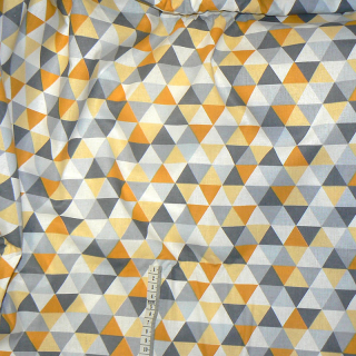 0685 Bavlněná látka plátno 40x79cm pyramidky šedožlutá zbytek na patchwork