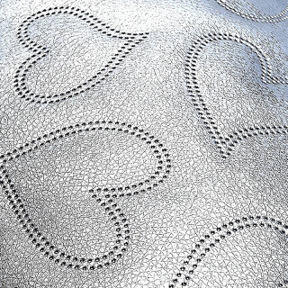 KK303 Exkluzívní koženka zbytek 45x140cm koženka stříbrná srdce na vatelínu