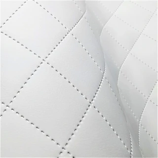 KK385/1 Exkluzívní koženka zbytek 50x69cm koženka čtverce 5x5cm bílá na vatelínu